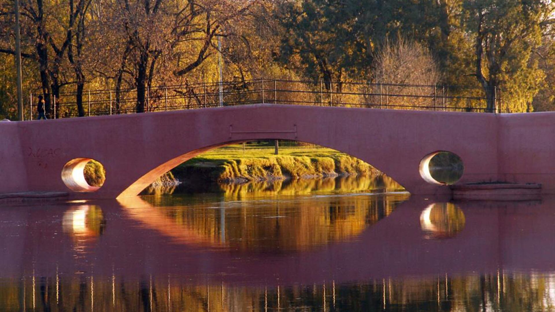 El Puente Viejo sobre el Río Areco se inauguró en 1857 y sirvió como el primer paso con peaje de la Argentina (Wikipedia)