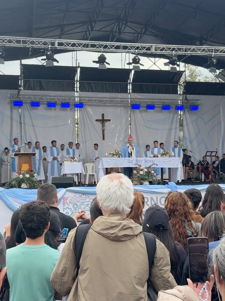 La pareja formó parte de una misa multitudinaria