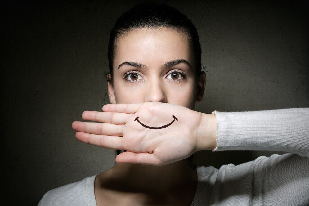 ¿Sonreír reduce el estrés? Qué dice la ciencia sobre el efecto de las expresiones faciales en la salud