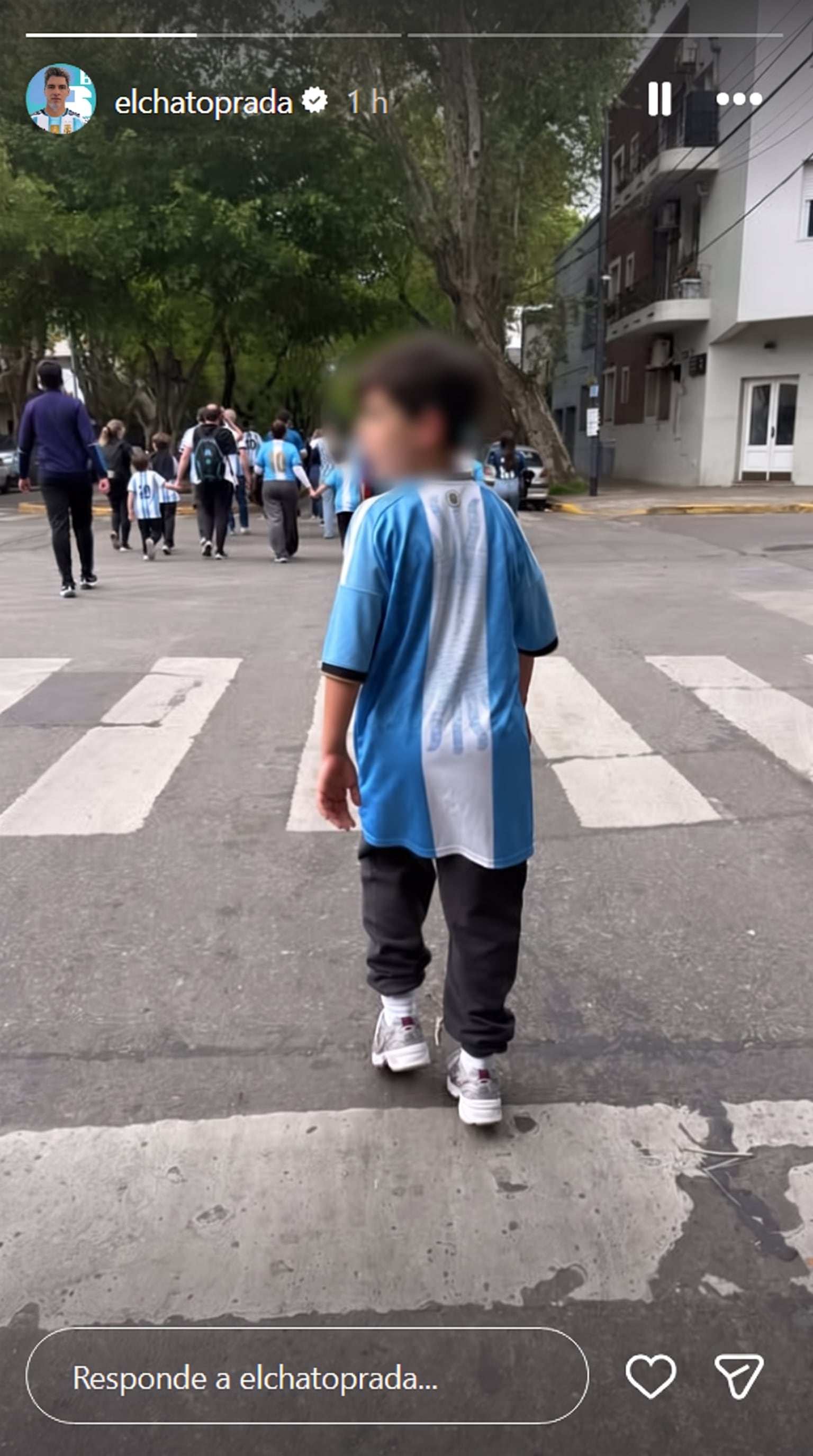 El hijo de Prada y Sánchez, de espalda, camino a la despedida de Lionel Messi (Instagram)