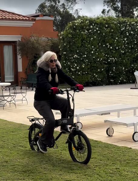 Susana Giménez mostró su nueva bicicleta y protagonizó un desopilante paseo con sus perros: “Hay que cuidar la flauta”