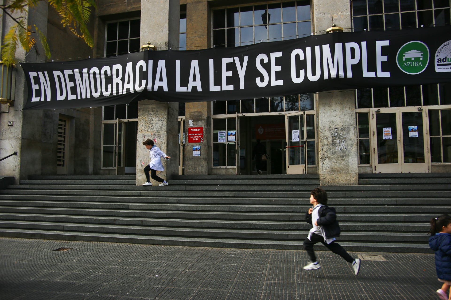 Tensión en la previa de la Marcha Universitaria: detuvieron a un hombre en un semaforazo en defensa por los profesorados