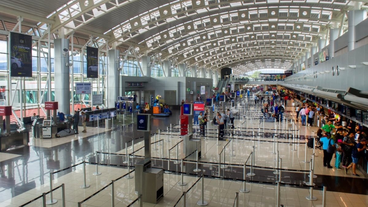 Los vuelos programados desde Costa Rica hacia Panamá podrían presentar retrasos debido a las restricciones operativas establecidas en el aeropuerto panameño. (Foto cortesía Aeropuerto Internacional Juan Santamaría)