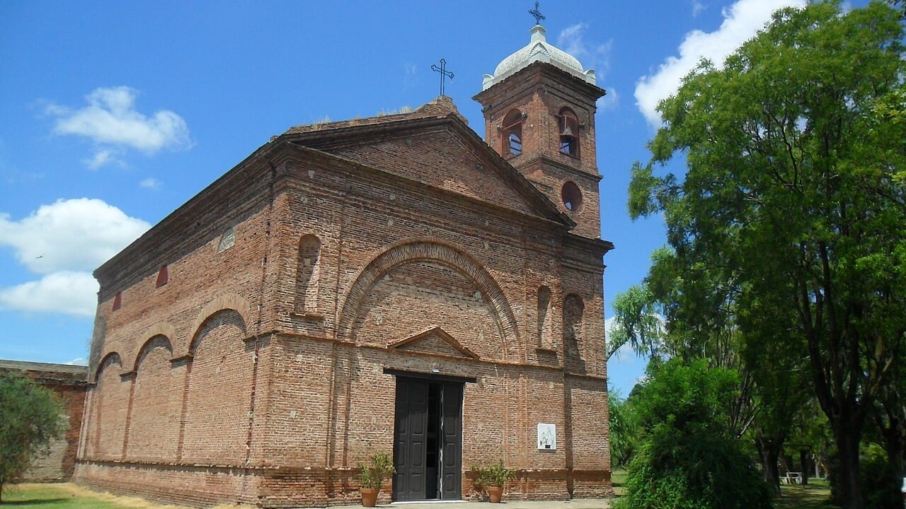 El recorrido por el casco urbano comprende la capilla Nuestra Señora del Rosario, la Escuela N.º 4 y la estancia La Posta de Figueroa (Wikimedia Commons)