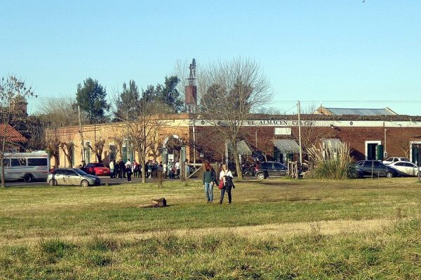 Tiene menos de 400 habitantes y recibe turistas todo el años: el pueblo rural a una hora y media de CABA ideal para visitar el feriado del 12 de octubre
