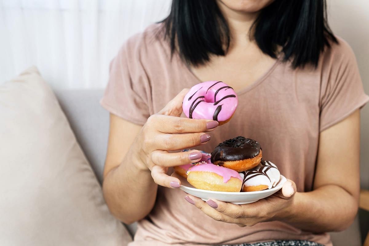 ¿Tomas antibióticos? Comer menos azúcar podría proteger tu microbioma
