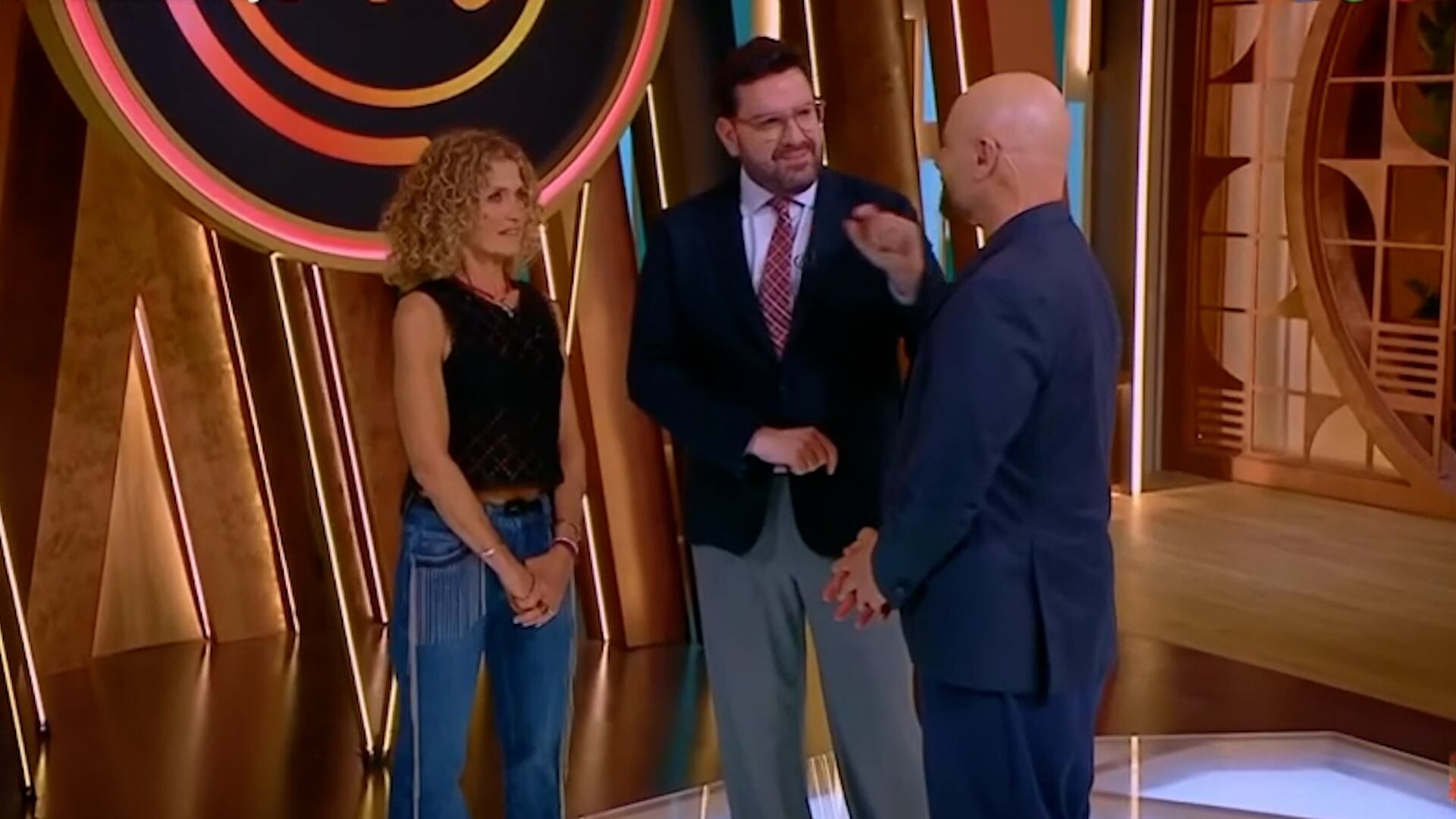 El jurado redujo la competencia hasta un grupo selecto, luego evaluó propuestas sometidas bajo pausas inesperadas mientras crecía expectativa por distinciones semanales dentro del programa nocturno frente al público televisivo