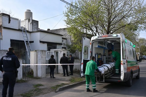 Tragedia en La Plata: un hombre murió al caer del techo de su casa cuando intentaba reparar el tanque de agua