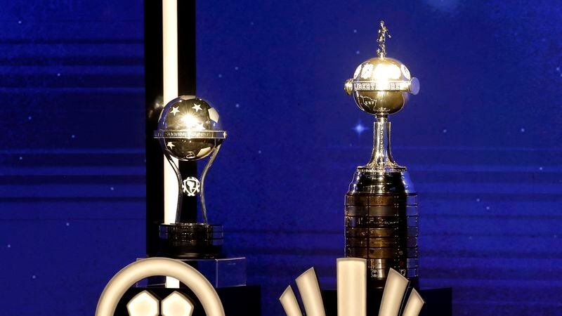 Los trofeos de la Copa Libertadores y la Copa Sudamericana. REUTERS/Cesar Olmedo