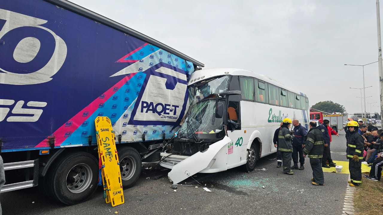Tres camiones chocaron en la ruta 9: la carga quedó sobre la calzada y se registraron demoras hacia la Ciudad