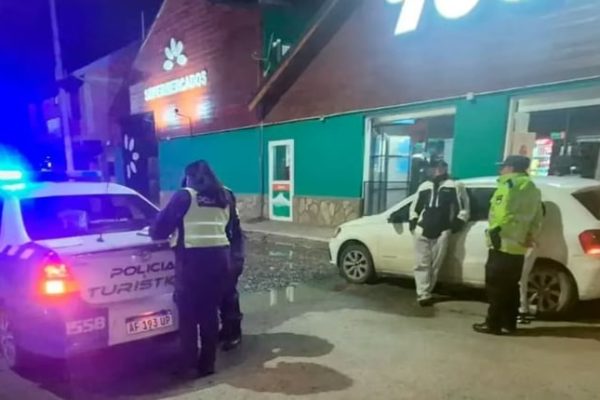 Tucumán: lo frenaron en un control de tránsito, se enojó con la policía y prendió fuego su propia moto