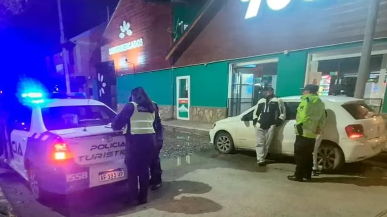 Tucumán: lo frenaron en un control de tránsito, se enojó con la policía y prendió fuego su propia moto