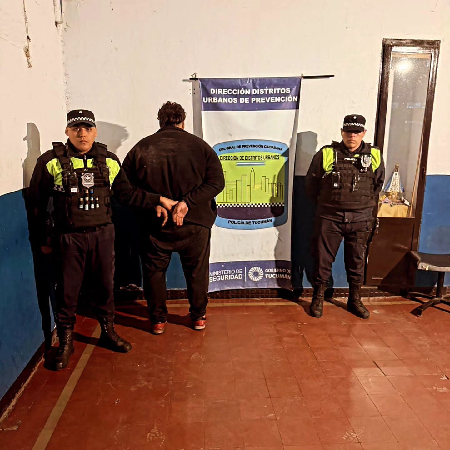 El conductor de 27 años reaccionó de manera agresiva ante la intervención de efectivos del I° Distrito Urbano de la Policía de Tucumán