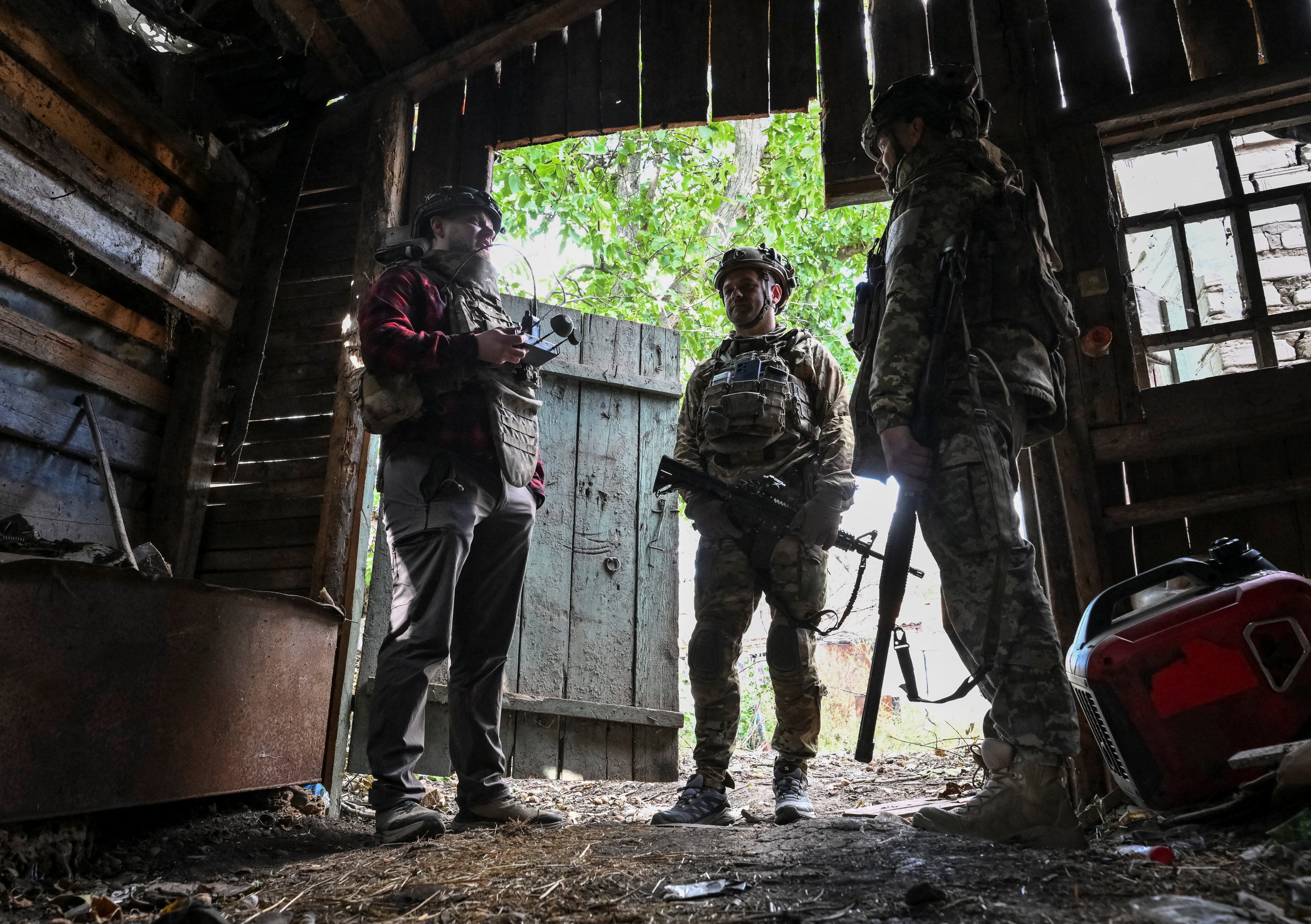 Militares de la 141.ª Brigada Mecanizada Independiente de las Fuerzas Armadas de Ucrania permanecen en su posición cerca de la línea del frente, en medio del ataque de Rusia contra Ucrania, en la región de Dnipropetrovsk, Ucrania, el 2 de octubre de 2026 (REUTERS)