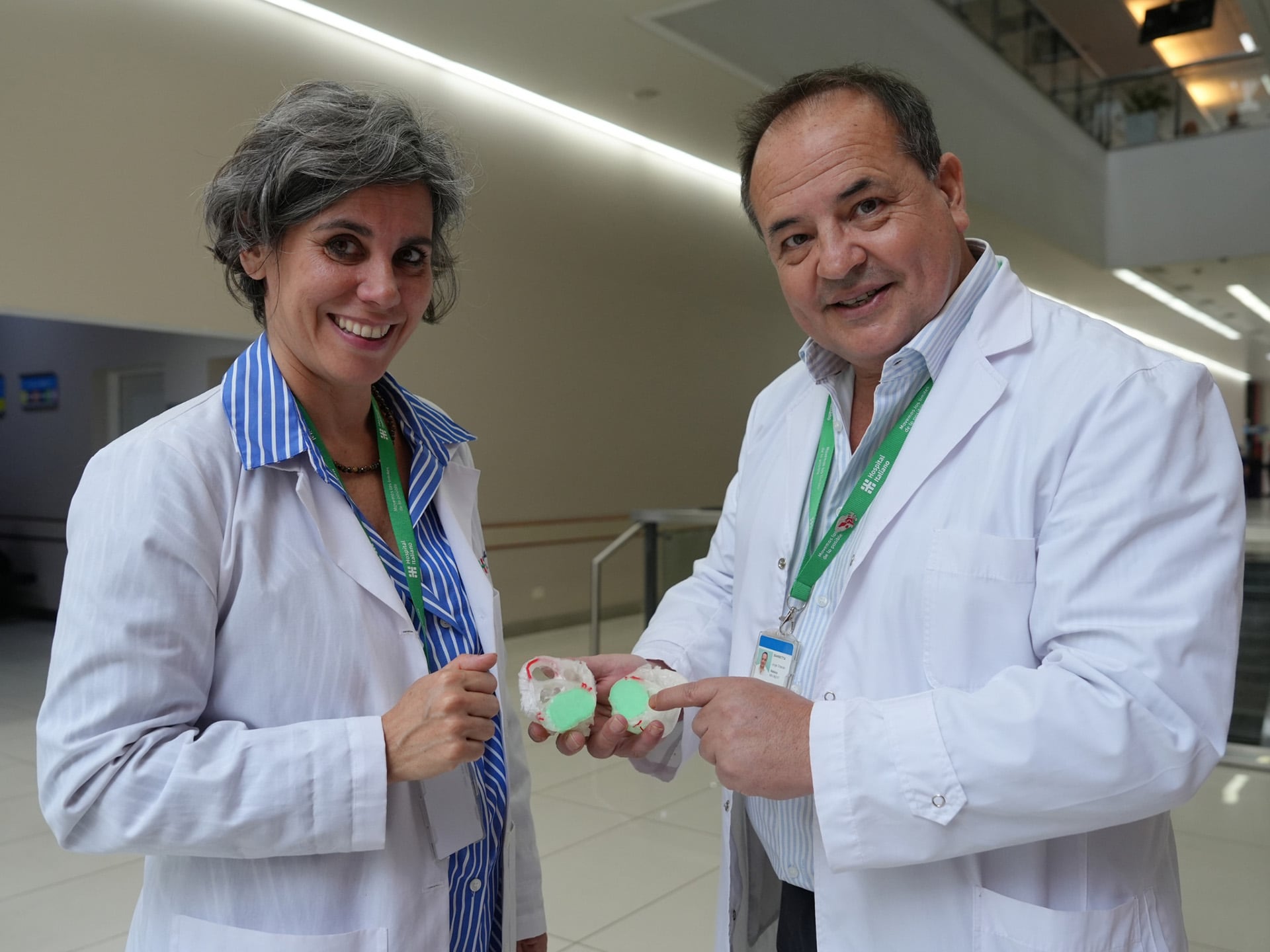 La Dra. Natalia Nápoli, Subjefa del servicio de Cardiología Infantil y el Dr. Jorge Barretta, jefe del Servicio de Cirugía Cardíaca Pediátrica y Trasplante Cardíaco-Cardiopulmonar, exhiben modelos tridimensionales de estructuras cardíacas en el Hospital Italiano 