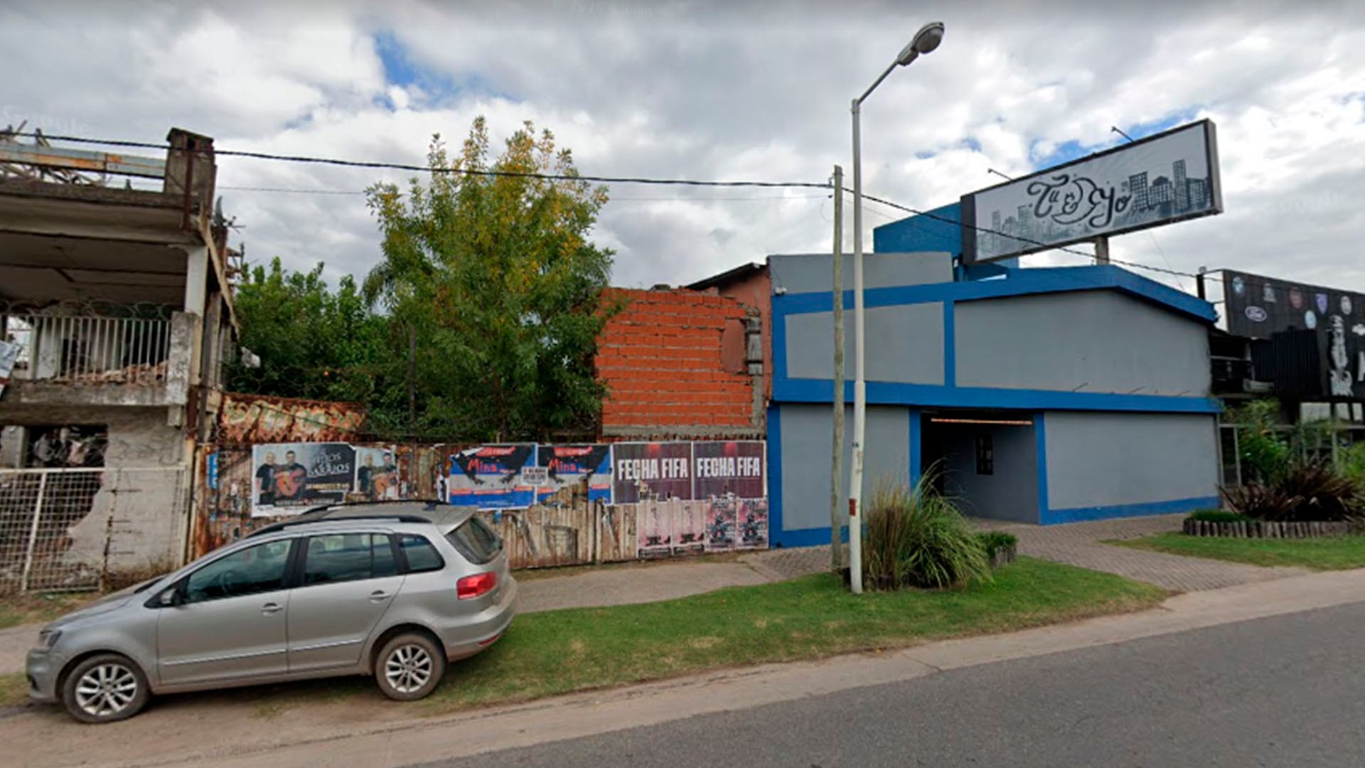 El hotel alojamiento y el predio abandonado hacia donde saltó el fallecido