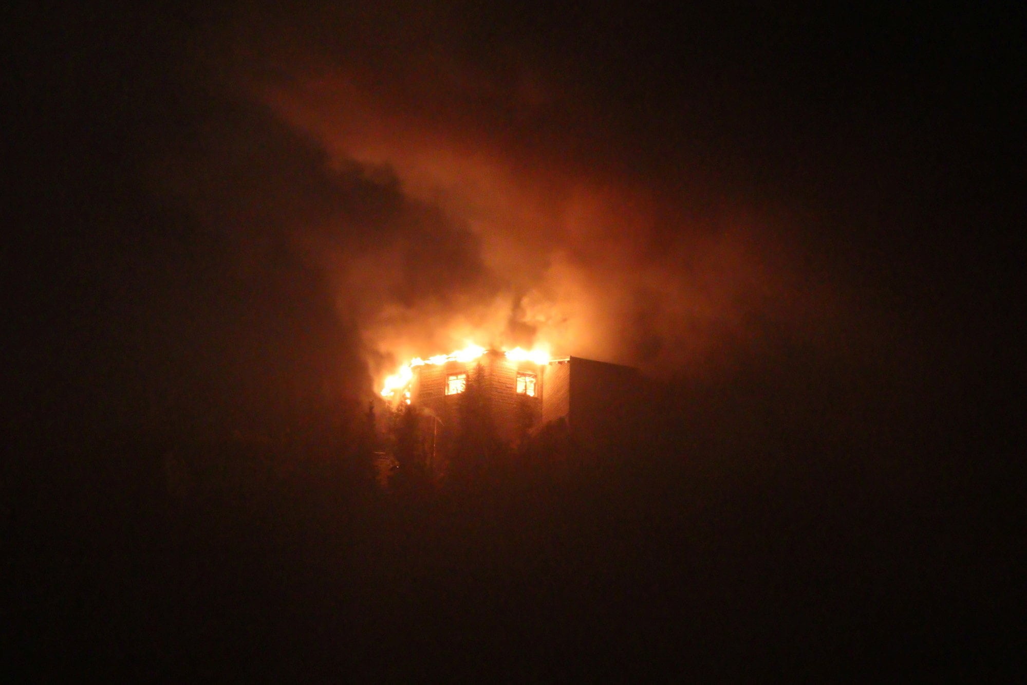 Humo y llamas se elevan tras un incendio en el Kehlsteinhaus, el «Nido del Águila», en Berchtesgaden, Baviera, Alemania (Cruz Roja de Baviera/Florian Scherer/Imagen facilitada vía REUTERS)