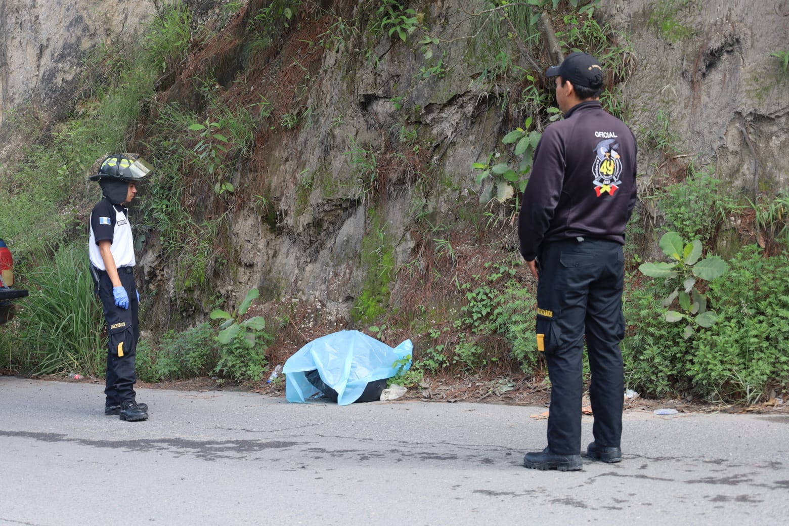 Bomberos Voluntarios acudieron al lugar luego del llamado de alerta sobre un bulto sospechoso en la carretera. (Bomberos Voluntarios)