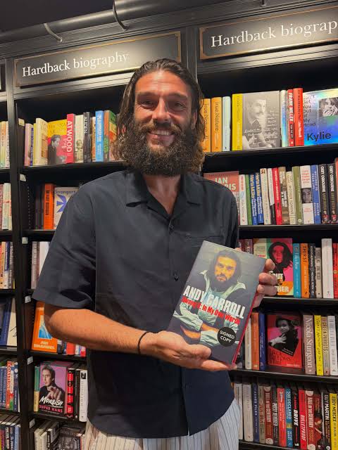 El ex futbolista presentó su libro recientemente (@andytcarroll)