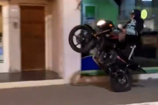 Video: hacía maniobras peligrosas con la moto, realizó un “wheelie” sobre la vereda y lo subió a las redes