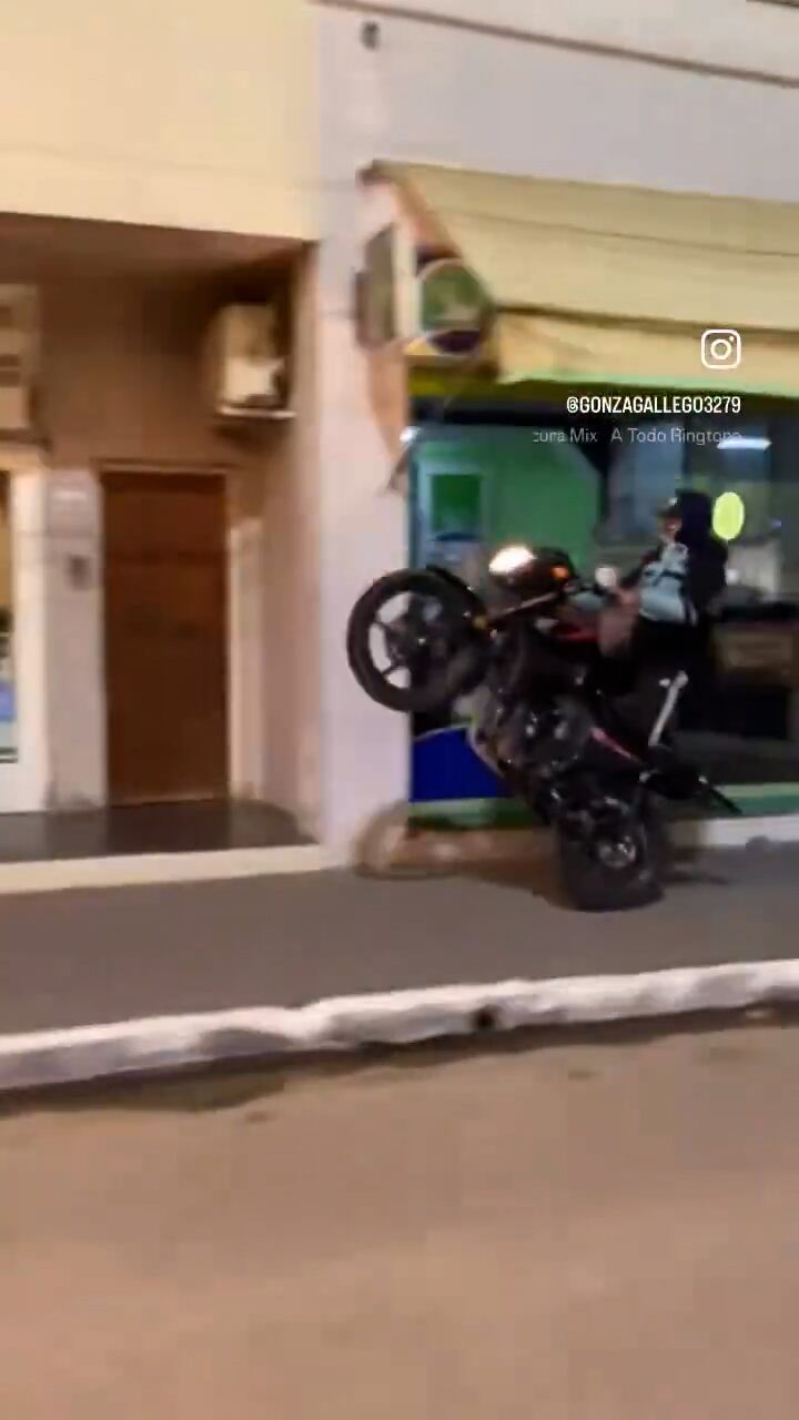 Video: hacía maniobras peligrosas con la moto, realizó un “wheelie” sobre la vereda y lo subió a las redes