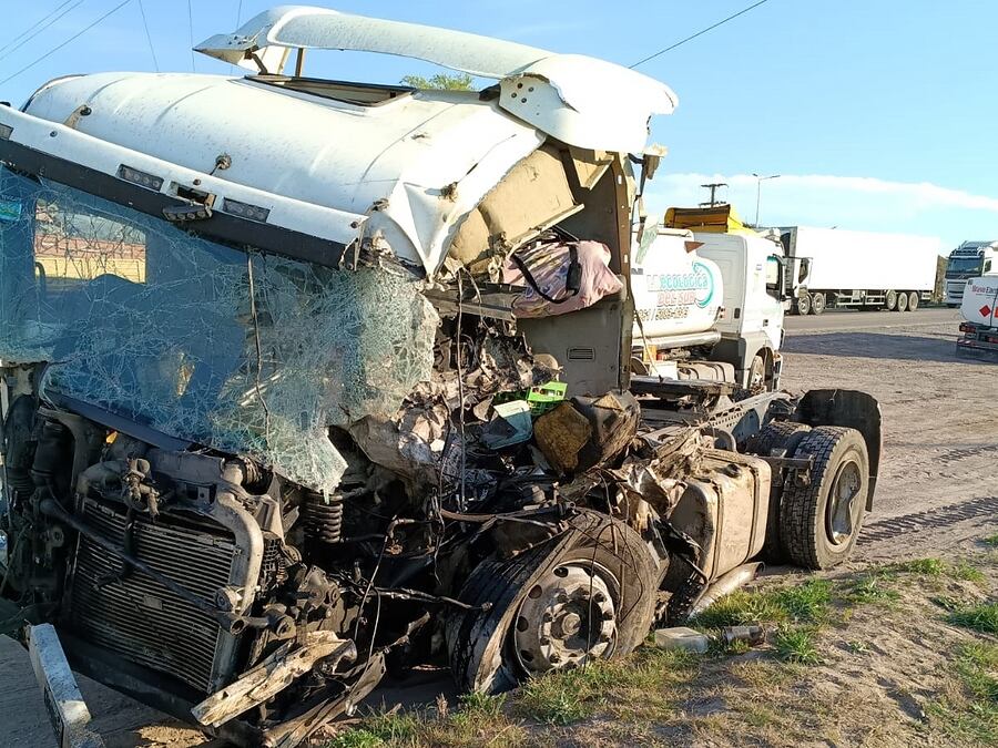 Un choque frontal entre dos camiones sobre la Ruta Nacional 22 causó la muerte de un chofer de 45 años (Policía de La Pampa)