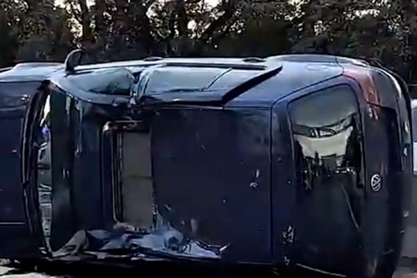 Volcó sobre la avenida General Paz tras un choque y otro auto lo embistió: cuatro heridos y caos de tránsito en la zona