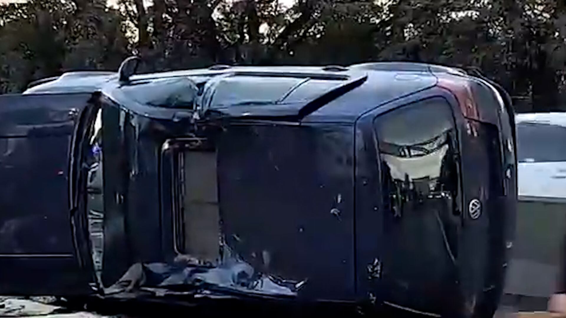 Volcó sobre la avenida General Paz tras un choque y otro auto lo embistió: cuatro heridos y caos de tránsito en la zona